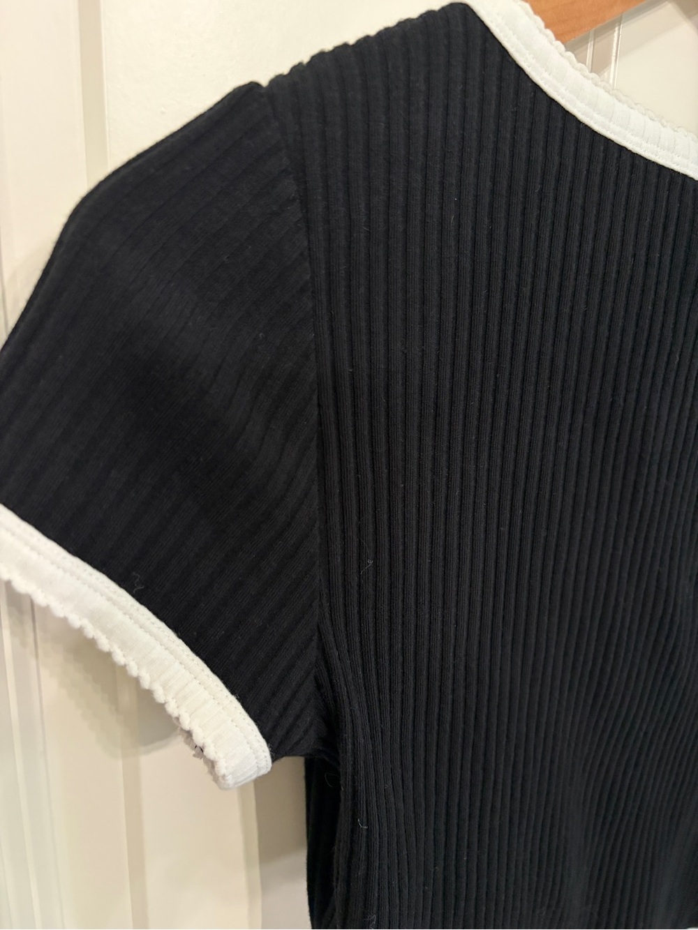 Great condition H&M Divided Ribbed Scoop Neck Contrast Trim Tee size M. - Picture 6 of 12